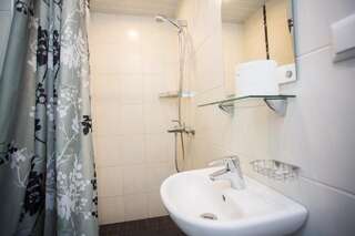 Мини-отель Katariina Guesthouse Раквере Семейный номер с собственной ванной комнатой и кухней-10