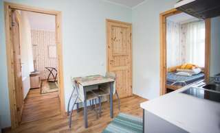 Мини-отель Katariina Guesthouse Раквере Семейный номер с собственной ванной комнатой и кухней-17
