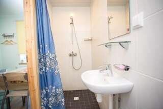 Мини-отель Katariina Guesthouse Раквере Семейный номер с собственной ванной комнатой и кухней-21